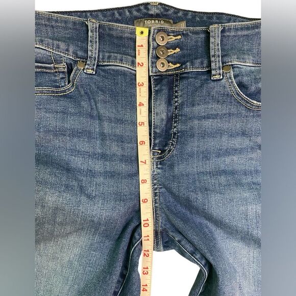 Torrid Medium Wash Mid Rise Jegging Size 14 Tall - Picture 3 of 7